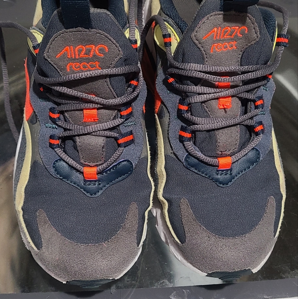 Nike Air Max 270 React BQ0102-015 Boy’s Iron Grey Crimson Sneakers Size 5Y